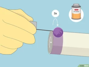 زدن چسب به قسمت بیرونی لوله پی وی سی