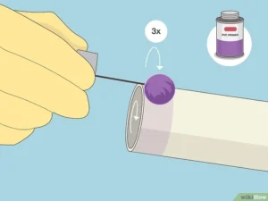 زدن پرایمر به قسمت داخلی اتصال لوله PVC